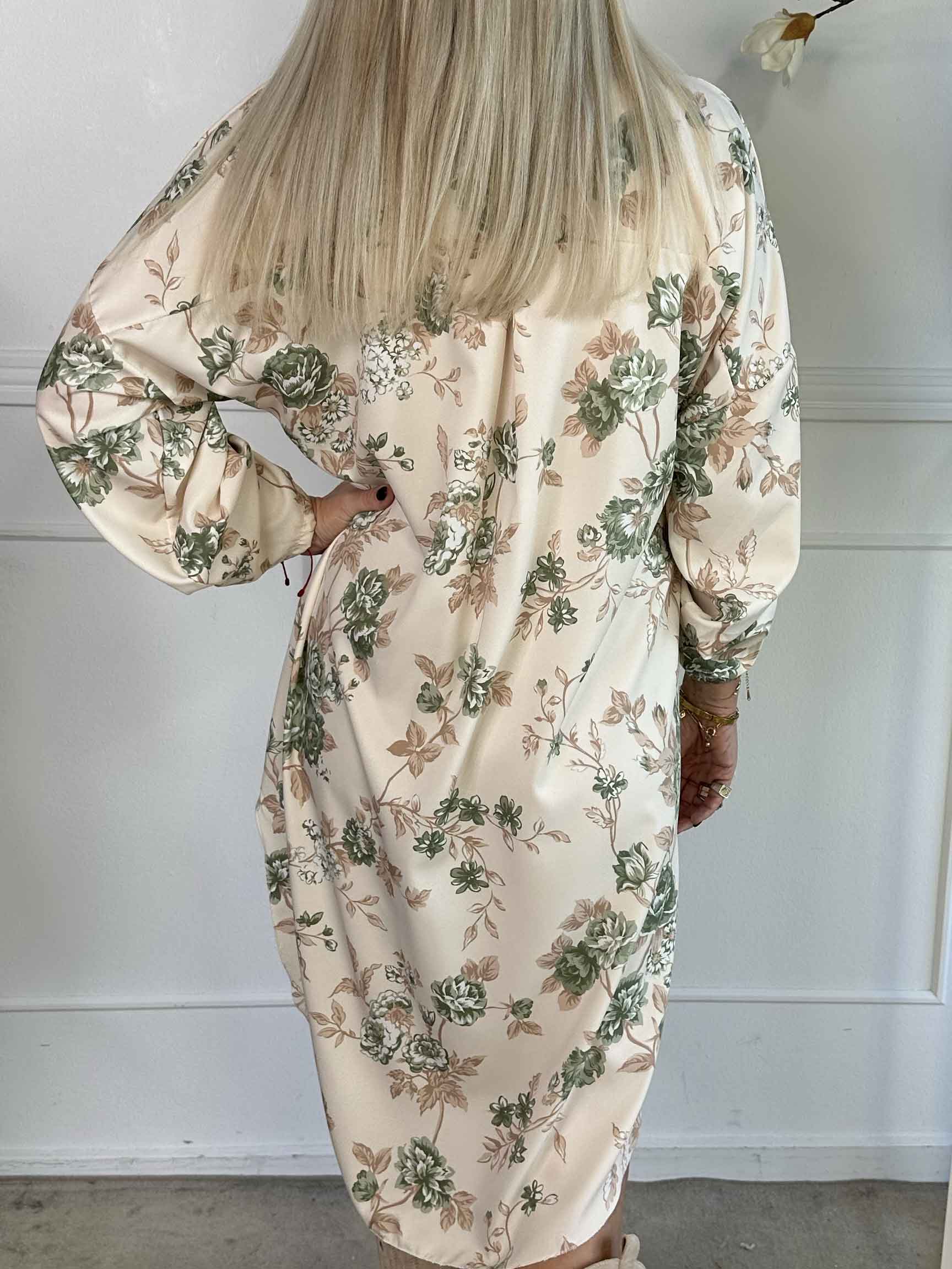 Jessica - Skjortklänning i viskosblandning med spetsrosor